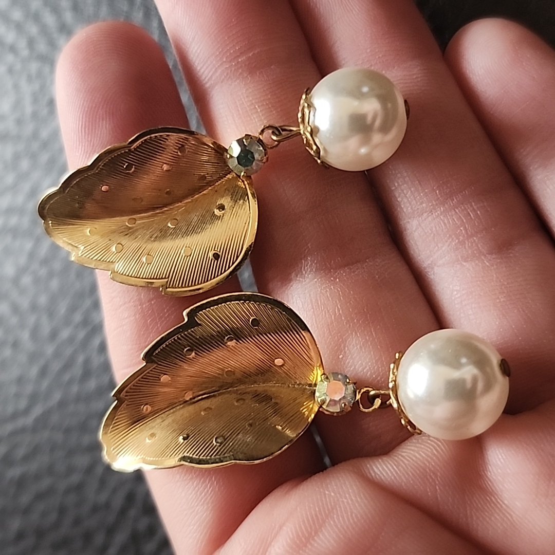 Vtg Tara Clip On Earrings